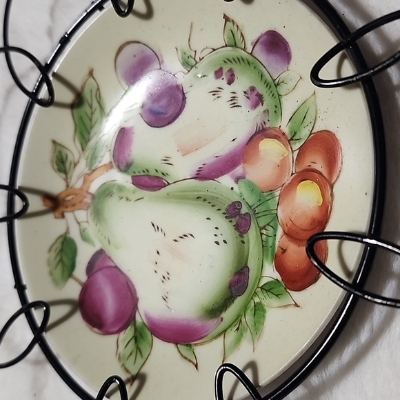 VINTAGE JAPAN HAND PAINTED CERAMIC PLATE WITH WALL HANGER. FRUIT. - Picture 2 of 4